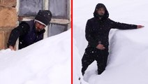 Muş'ta kar kalınlığının 1,5 metreye ulaştığı köyde esaret yaşanıyor! Vatandaş elinde kürekle tünel oluşturuyor