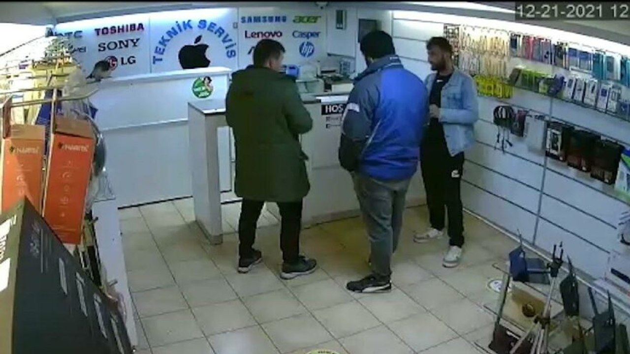 Cep telefonu bataryası elinde bomba gibi patladı!