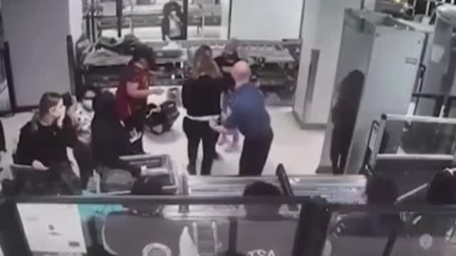 Salvan a un bebé de morir ahogado en un aeropuerto