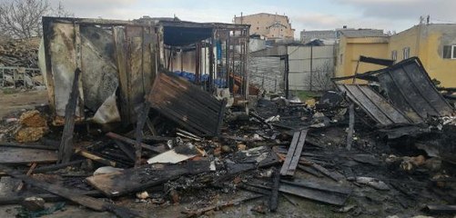 BAŞAKŞEHİR'DE İŞÇİLERİN KALDIĞI KONTEYNERLERDE YANGIN