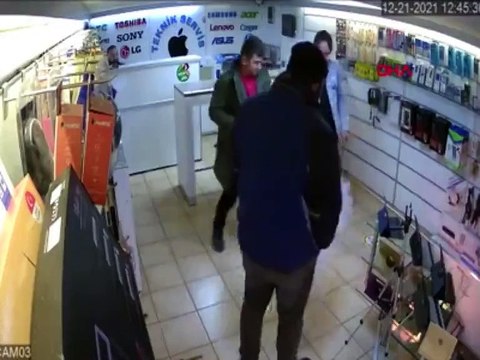 Cep telefonu bataryası elinde patladı