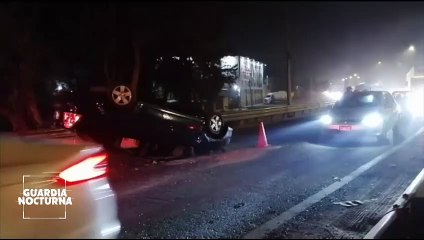 Vehículo volcado sobre Periférico y carretera a Chapala