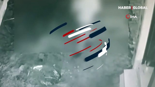 Sakarya'da bir vatandaş bastığı rögar kapağı ile çukura düşmekten son anda kurtuldu