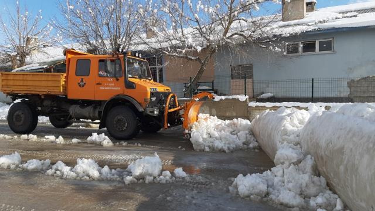 Tufanbeyli'de yollardaki kar ve çatılardaki buz sarkıkları temizleniyor