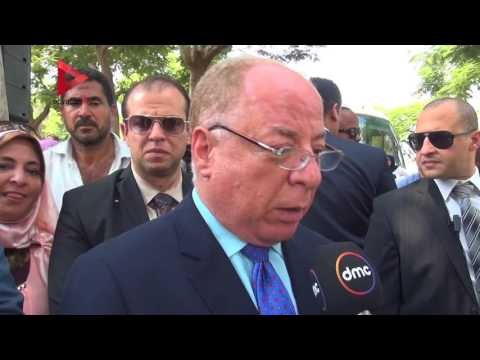 النمنم ومحافظ العاصمة في أتوبيس المكتبة المتنقلة داخل حديقة الأزهر
