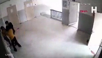 Sınıftan çıkardığı öğrencisini tekme tokat dövdü: Sosyal medyada büyük tepki!