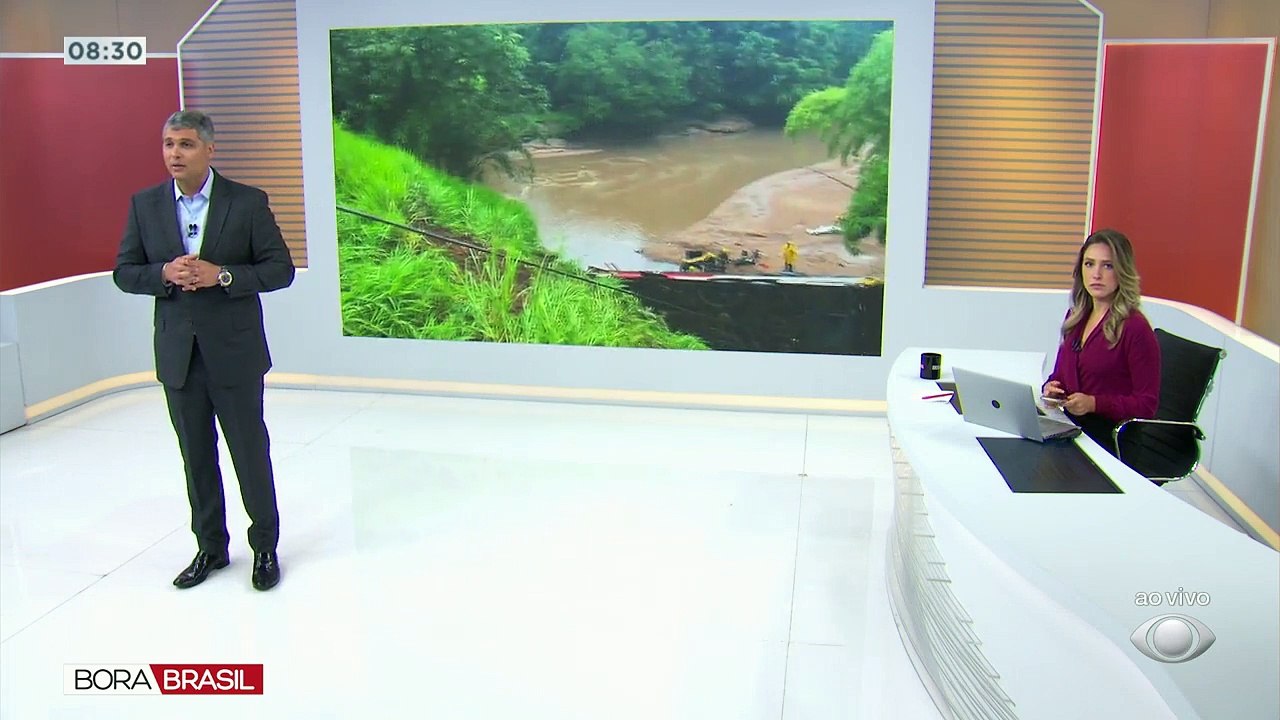 Ônibus cai em ribanceira e deixa 5 pessoas mortas e outros 30 feridos em Aparecida de Goiânia. Chovia no momento do acidente.