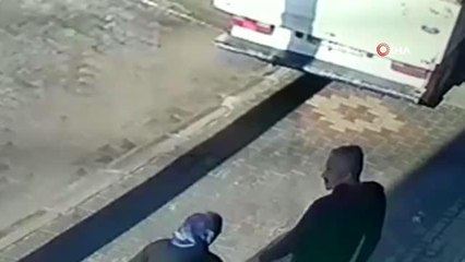 "Akrabanım" deyip koluna girdiği yaşlı kadının yüzüğünü çaldı