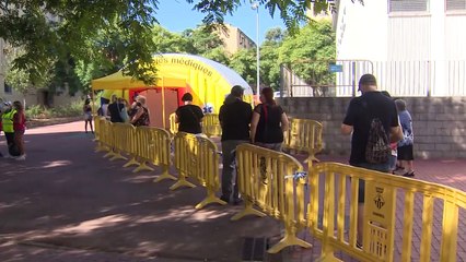 Colas para hacerse las pruebas PCR en Sabadell