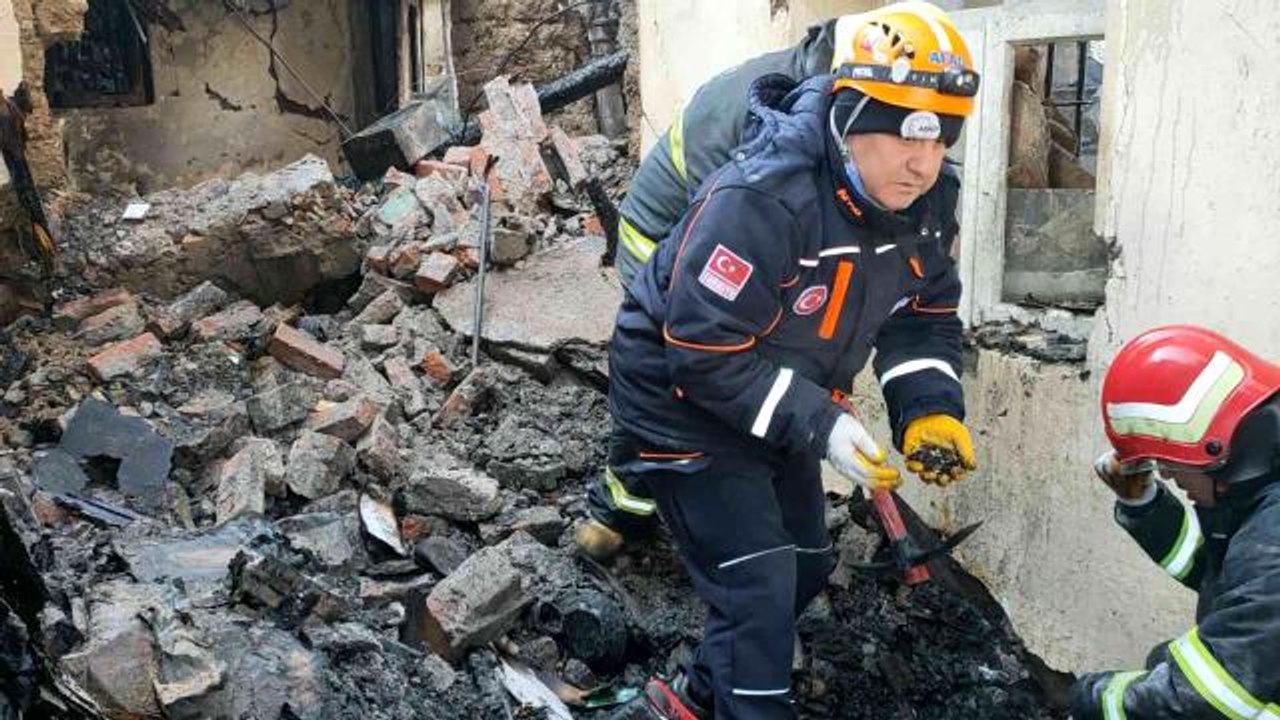 Bu acıya yürek dayanmaz! Yanan evin enkazındaki cansız bedene 16 saat sonra ulaşıldı