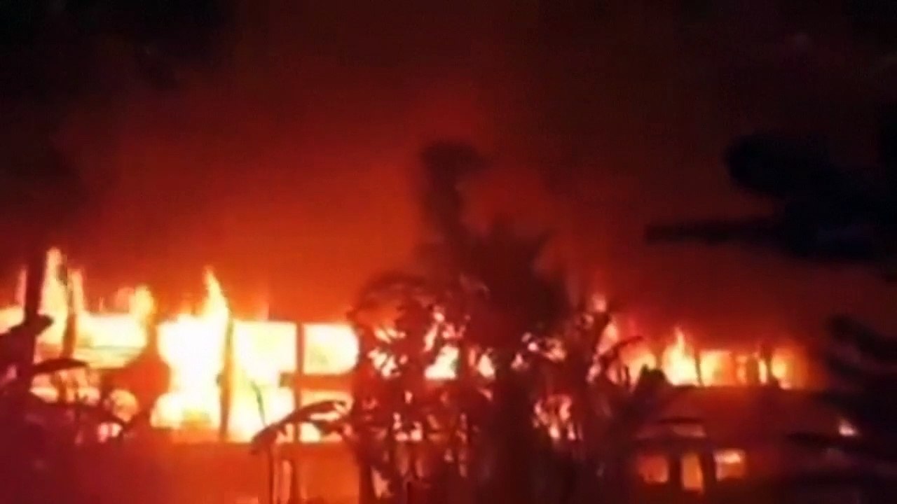 Incêndio em balsa deixa mortos em Bangladesh