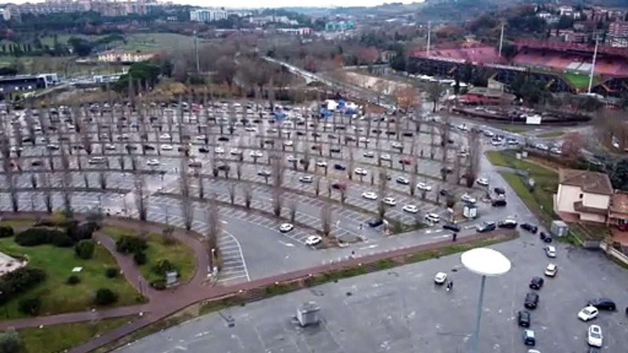 Perugia, fila infinita di macchine per i tamponi: le immagini dal drone sono impressionanti