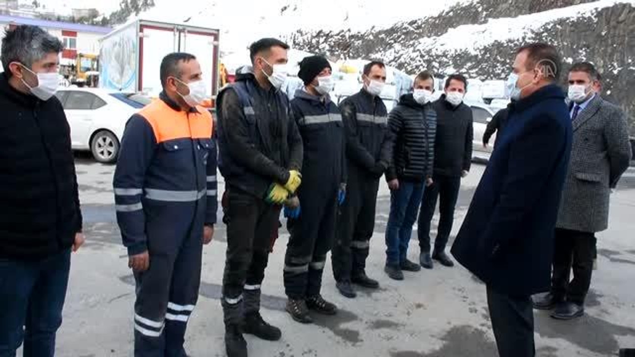 Hakkari Valisi ve Belediye Başkan Vekili Akbıyık, yolcu minibüsünün şoförlüğünü yaptı
