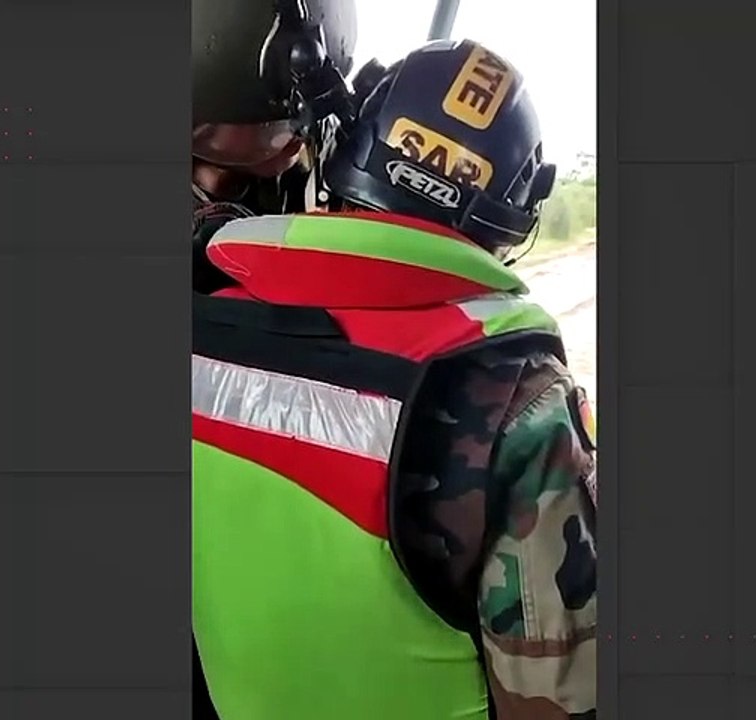 Uniformado salta de un helicóptero para rescatar a un perrito de las lluvias en Santa Cruz