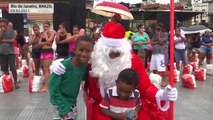 Perù, Babbo Natale dona dolci e regali ai bambini poveri