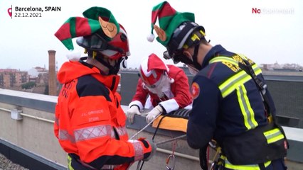 İspanya: Noel Baba hastanede yatan çocukları camdan ziyaret etti