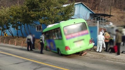 충남 천안서 시내버스가 도로 벗어나 도랑 빠져...11명 다쳐 / YTN