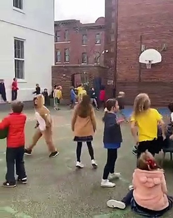 Une institutrice fait un pari fou avec ses élèves avant les fêtes de Noël