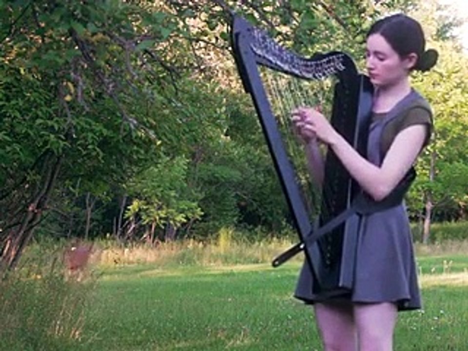 Une joueuse de harpe surprise par une biche dans la foret