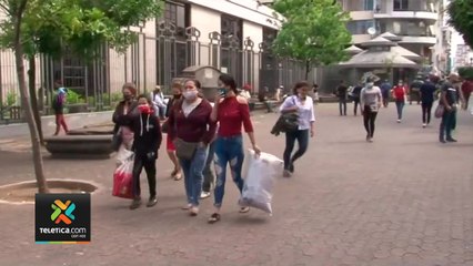tn7-cientos-de-personas-visitan-la-capital-para-adquirir-regalos-241221