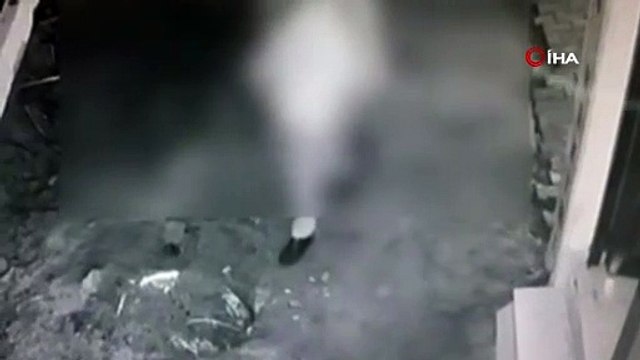 Bastığı rögar kapağı ile çukura düşmekten son anda kurtuldu