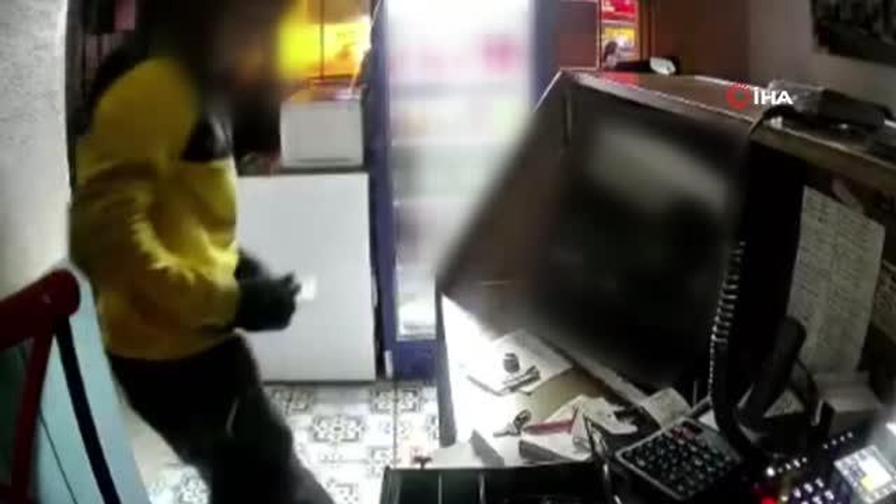 Böyle hırsız görülmedi... Girdiği dükkanda önce Türk bayrağını öptü sonra hırsızlık yaptı