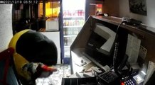 Böyle hırsız görülmedi: Girdiği dükkanda Türk bayrağını öptü sonra hırsızlık yaptı