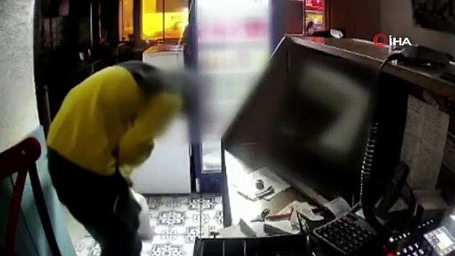 Yer: Bursa... Kasadan çıkan Türk bayrağını öptü, sonra paraları çaldı