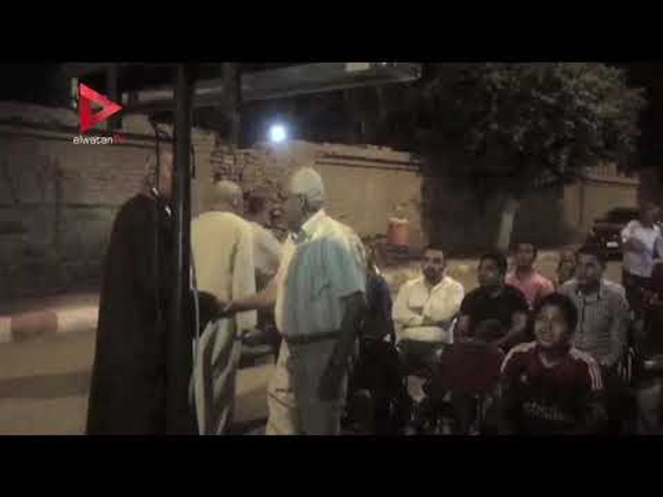 والد عمرو جمال يشاهد مباراة المنتخب على مقهى في نجع حمادي