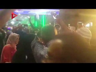 عروسان يحتفلان بتأهل المنتخب لكأس العالم على كورنيش الإسكندرية