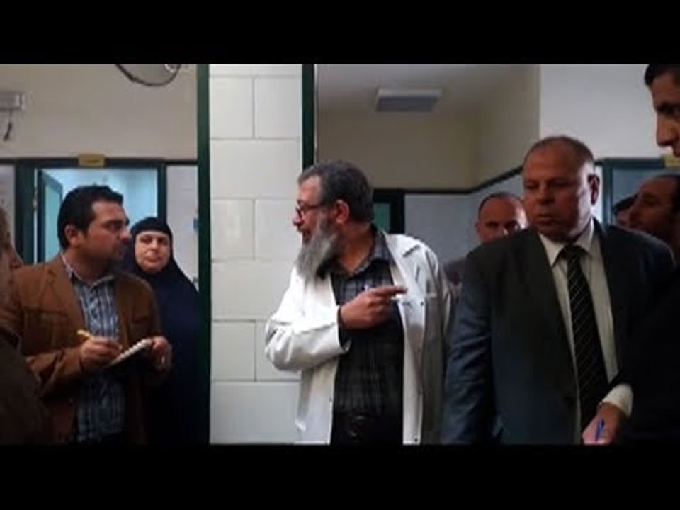 عضو الرقابة الإدارية منفعلاً على طبيب : "انت بتكشف على الطفل على مكتب إحنا فين هنا"