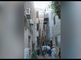 الأرض تبتلع الدور الأول من عقار المنصورة المائل