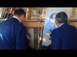 محافظ مطروح يبدي إعجابه بالسجاد أثناء تفقده المعارض: ولا النساجون