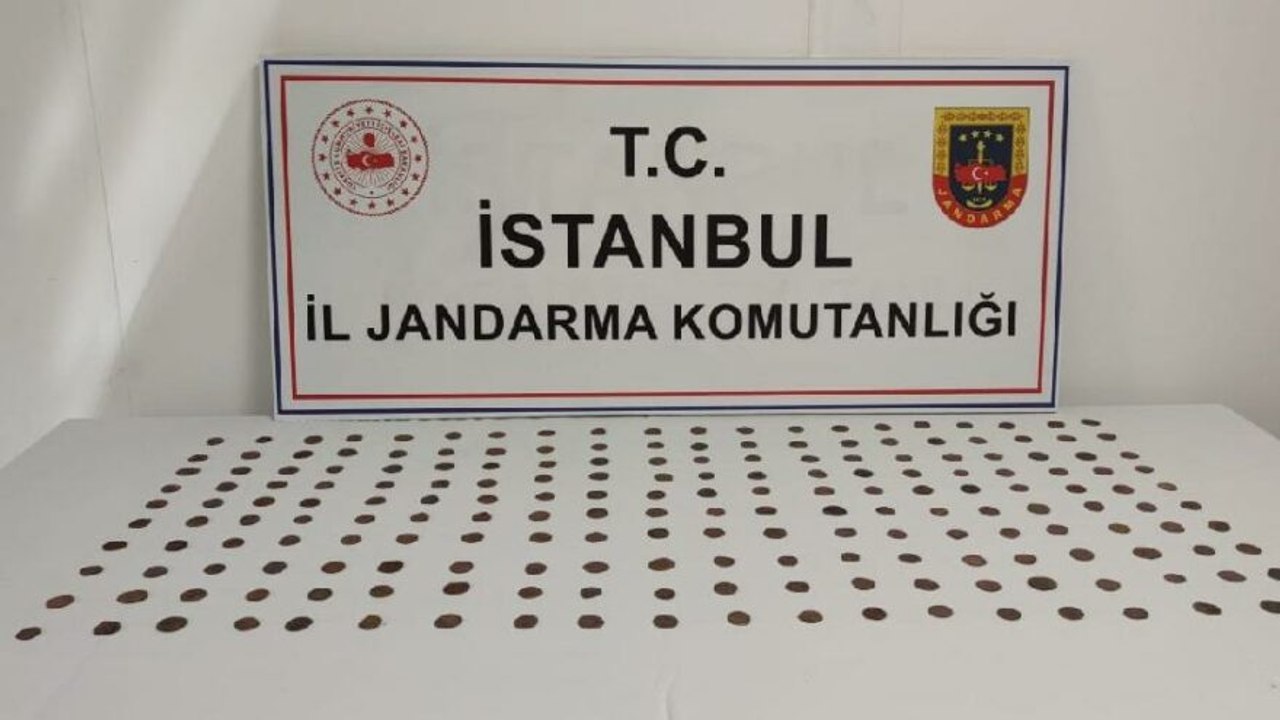 İstanbul’da Bizans dönemine ait 200 tarihi sikke ele geçirildi