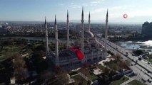 Türkiye'nin en büyük Türk bayrağı Adana Merkez Camii'ne asıldı