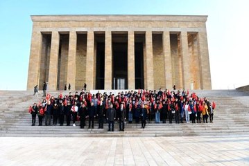 Başkan Kanar 99 öğrenci ile Ata'nın huzuruna çıktı
