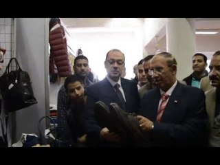 رئيس جامعة أسيوط يفتتح معرض الملابس والأجهزة الكهربائية
