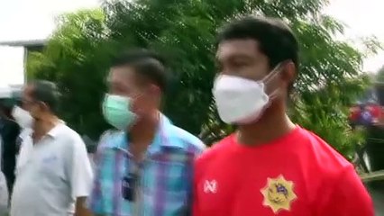 สุพรรณบุรี สาวใหญ่รับจ้างบรรจุลูกบอลไล่นกระเบิดบ้านพังเจ็บสาหัส(คลิป)