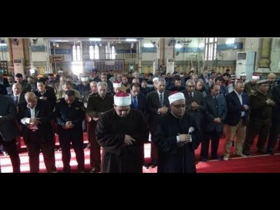 المئات يؤدون صلاة الغائب بالمنصورة.. والمحافظ  هذه نهاية الإرهاب بمصر