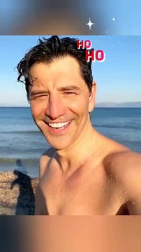 Σάκης Ρουβάς: Στιγμιότυπα από τις χριστουγεννιάτικες βουτιές του τραγουδιστή (2)