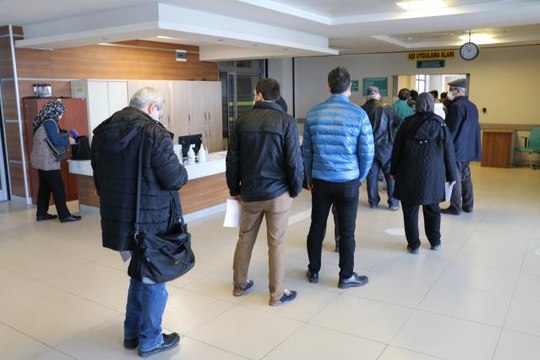 Hatırlatma dozu olmak isteyenler aşı merkezleri önünde kuyruklar oluşturdu