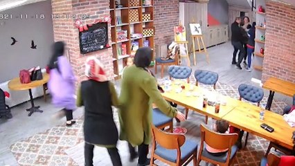 Kafe çalışanının, soluk borusuna yemek kaçan minik kızı kurtardığı anlar kameraya yansıdı