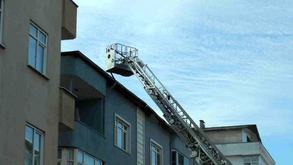 Tuzla'da binanın ahşap çatısı alev alev yandı