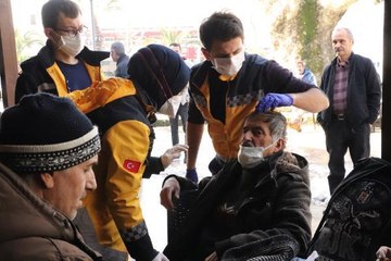 OKEY MASASINDA BAŞINA ISTAKAYLA VURULUNCA YARALANDI