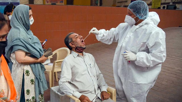 India's Omicron tally at 438, night curfew in 5 states