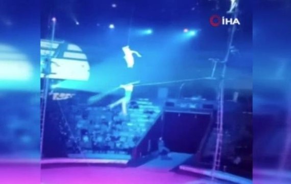 Rusya'da ip cambazı gösteri sırasında metrelerce yüksekten yere çakıldı