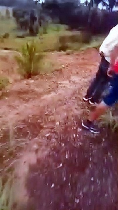 Carro cai em cratera na GO-118, entre Alto Paraíso e Teresina de Goiás, na Chapada dos Veadeiros