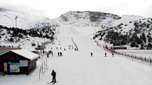 Göl manzaralı Ergan Dağı'nda kayak sezonu başladı