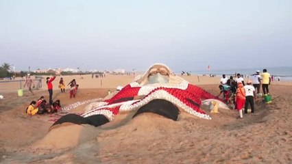 Un Papá Noel gigante en India para felicitar la Navidad