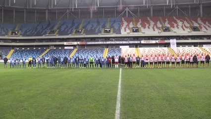 Adana Demirspor ve Adanasporlu eski oyuncular "şöhretler karması" maçında karşılaştı